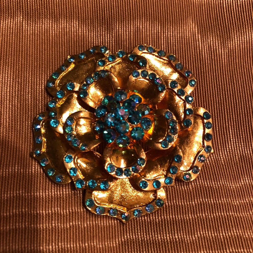 Gold Brooch with turquoise stones